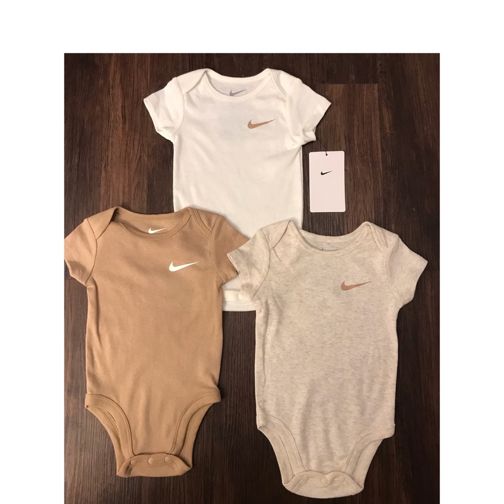 NIKE BABY NEUTRAL COLOR BODY SUITS SIZE 6 Months - Picture 2 of 3